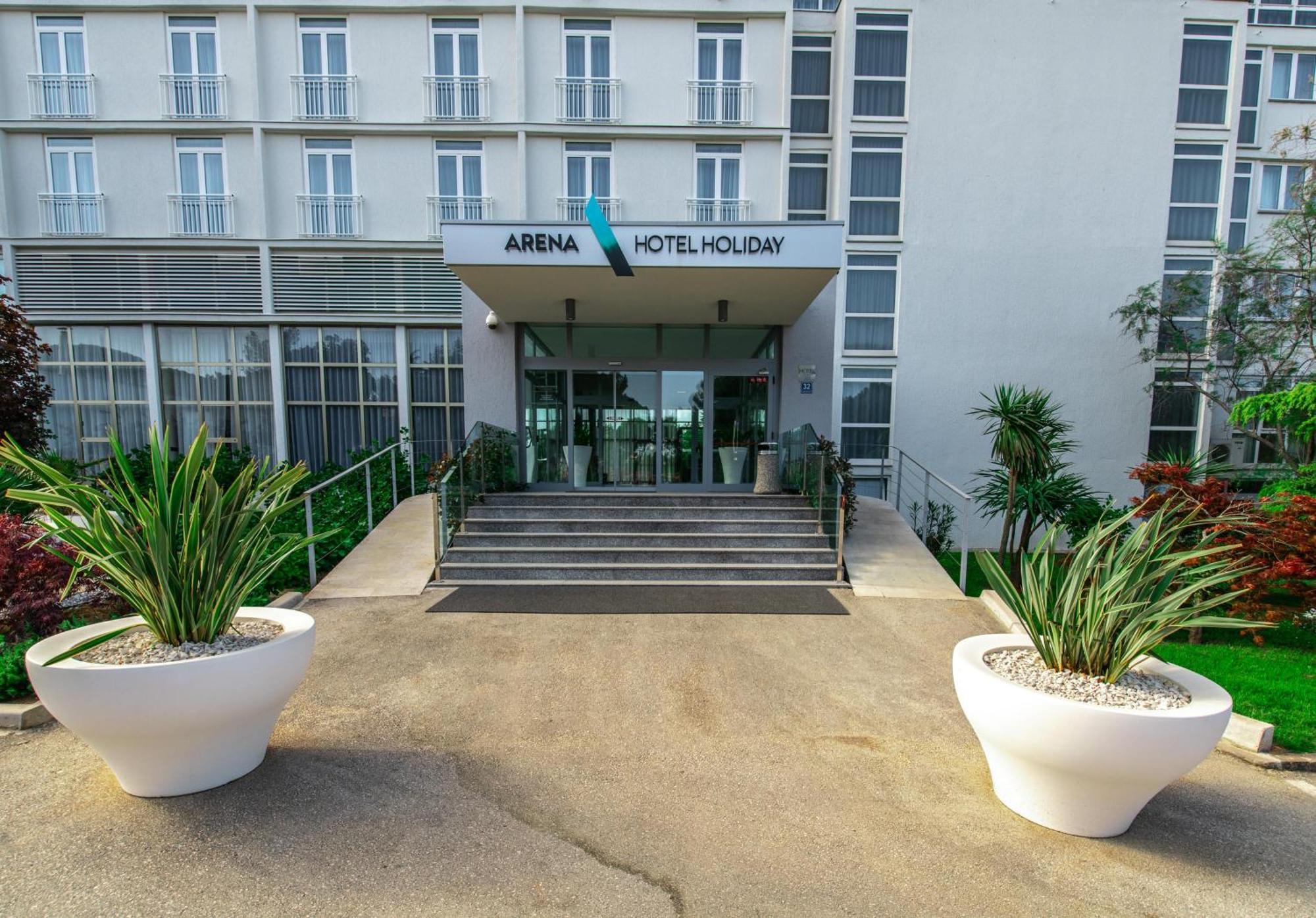 Arena Hotel Holiday メドゥリン エクステリア 写真